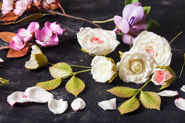 Различные цветы ручной работы из пенопласта на столе — стоковое фото