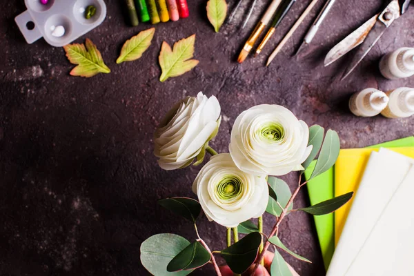 Fabrication de fleurs de ranunculus réalistes à partir de mousse — Photo