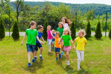 Öğretmeni olan çocuklar eğlenip oyun parkına gider.