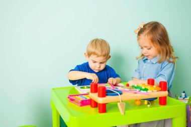 Anaokulunda oynayan küçük kız çocuğu..