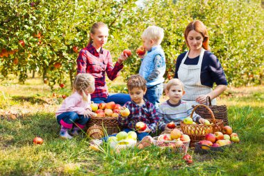 Elma bahçesinde okul öncesi öğretmen