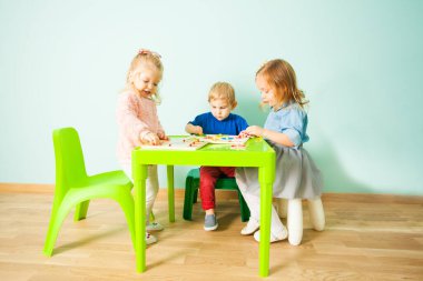 montessori anaokulu sınıfı anaokulunda oynayan küçük kız çocuk.