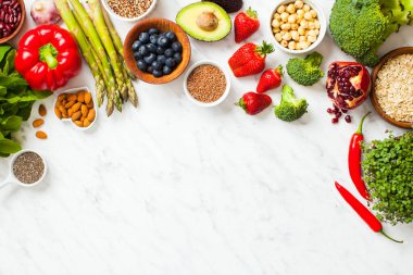 Kopya alanı ile gri bir arka plan üzerinde Superfoods