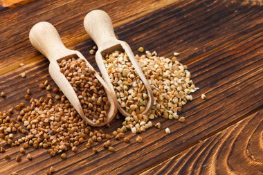 Tahta kepçelerde yeşil ve kızarmış karabuğday taneleri