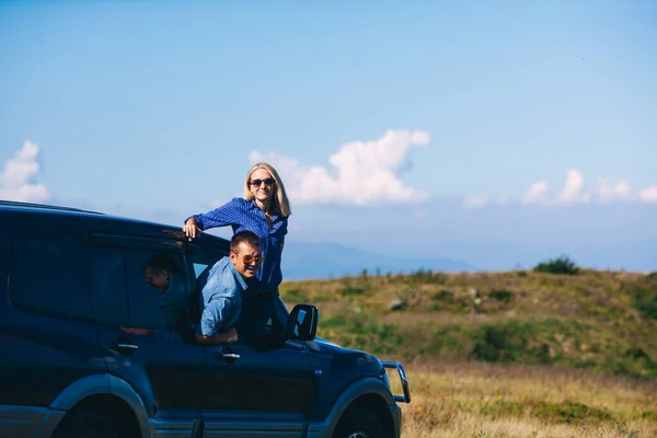 男人和女人坐着一辆越野车来到了高山上 — 图库照片