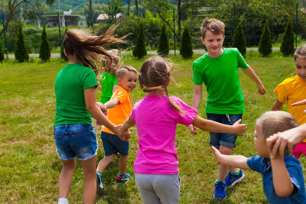 Los niños se preparan para bailar tomados de la mano — Foto de Stock