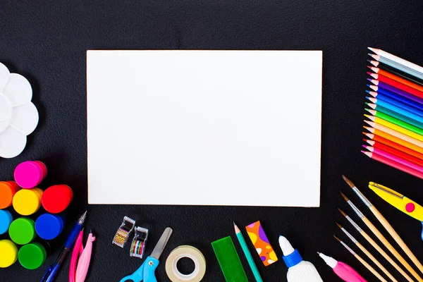 Concetto di rientro a scuola, album in bianco sul tavolo — Foto Stock