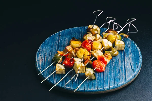 Metalowe szaszłyki z grillowanymi warzywami na planszy — Zdjęcie stockowe