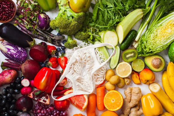 Bolsa de malla de algodón en el centro de la bandera poner verduras y frutas — Foto de Stock