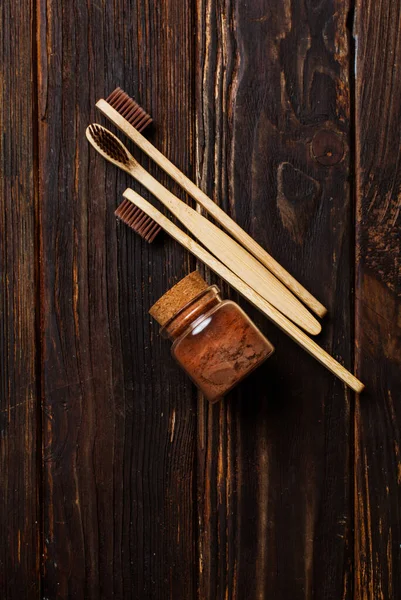 Ansicht von drei Bambuszahnbürsten und Zahnpuder — Stockfoto