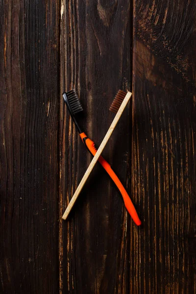 Szczoteczki do zębów z bambusa i tworzywa sztucznego, widok z góry — Zdjęcie stockowe