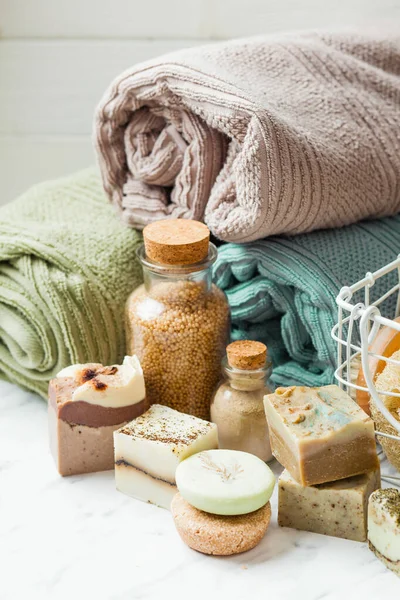 Zbliżenie solidnego szamponu i mydła w składzie spa — Zdjęcie stockowe