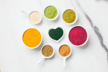 Superfood smoothie destekleyiciler, kaselerde çeşitli diyet takviyeleri