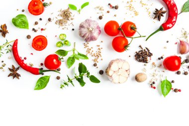 Kırmızı sebzeli otlar ve baharatlar düzdü.