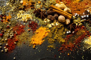 Masaya serpilmiş baharatlar ve otlar.