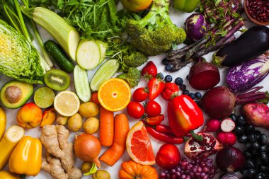 Doğal vitaminler ve antioksidan besin gökkuşağı üst görünümü.