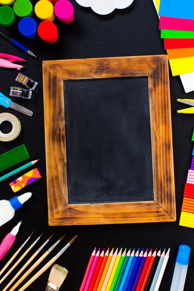 Chalkboard vintage com artigos de papelaria. Espaço de cópia vista superior — Fotografia de Stock