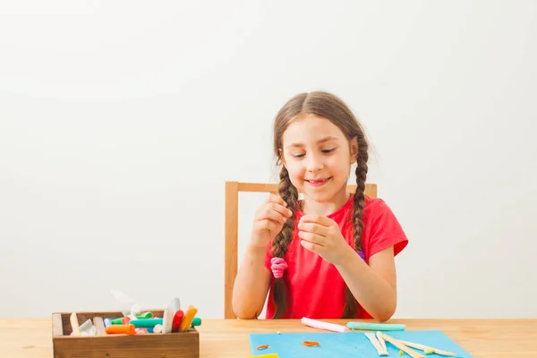 Fille jouer avec coloré modelage argile à tha table — Photo