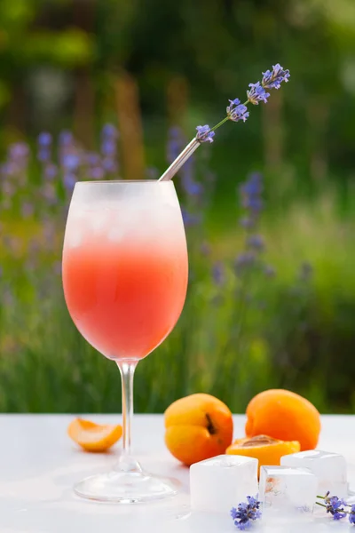 Cocktail de álcool no copo com cubos de gelo — Fotografia de Stock