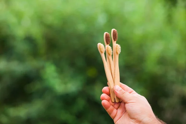 Fondo naturale con spazio per copiare e spazzolini di bambù — Foto Stock