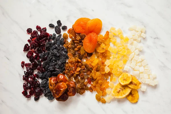 Conjunto de frutas fritas espalhadas na mesa — Fotografia de Stock