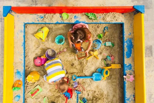 Вид зверху на дитячі ігри в пісочниці — стокове фото