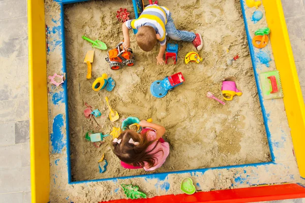 Vista superior de jogos de crianças na caixa de areia — Fotografia de Stock