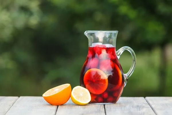 Sangria refrescante ou soco com frutas em pincher — Fotografia de Stock