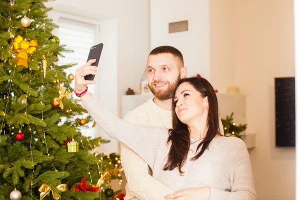 Feliz pareja tomar autorretrato en tiempo de Navidad —  Fotos de Stock