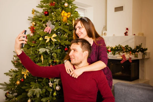 クリスマス・イヴ幸せなカップルは自画像を撮る — ストック写真