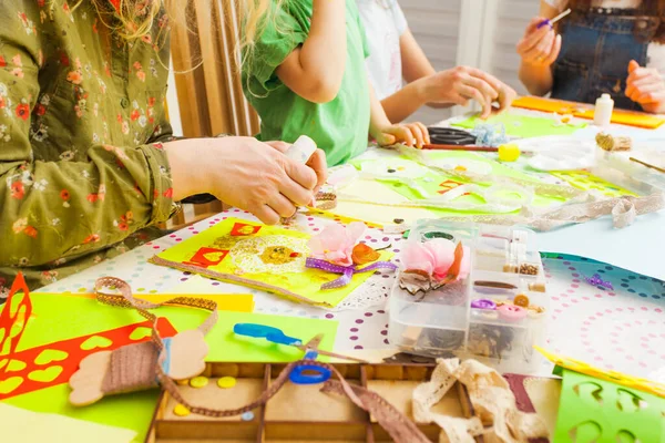 Projeto de arte infantil, artesanato para crianças. Crianças fazendo cartão de saudação em oficina criativa com professor — Fotografia de Stock