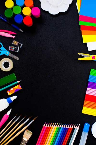 Kolorowe materiały szkolne jako granica na tablicy — Zdjęcie stockowe
