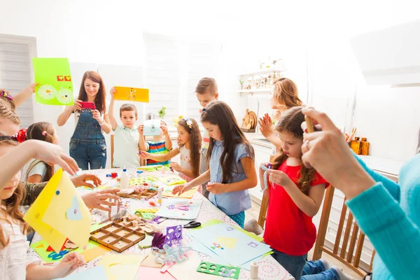Niños haciendo tarjeta de felicitación en taller creativo — Foto de Stock