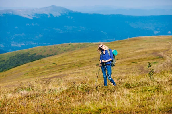 Glückliche Frau beim Wandern in den Bergen. Freiheits- und Leistungskonzept — Stockfoto