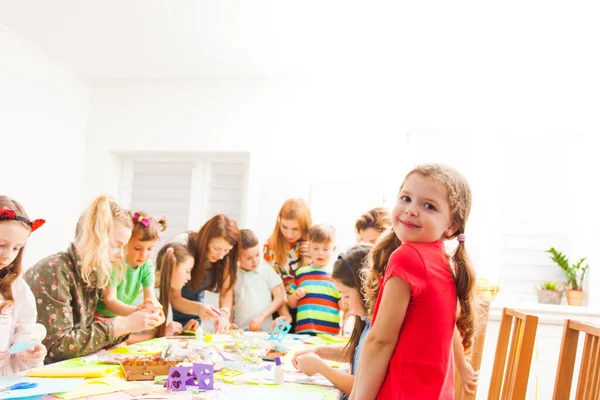 Niños haciendo manualidades de papel con el profesor en el taller — Foto de Stock