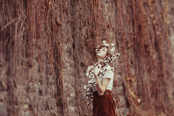 Donna tenera che ama la natura. Moda stile Boho . — Foto Stock