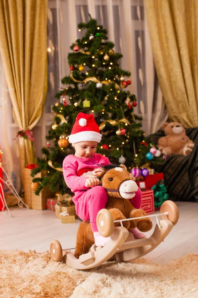 Gelukkig kind heeft plezier thuis in de kersttijd — Stockfoto