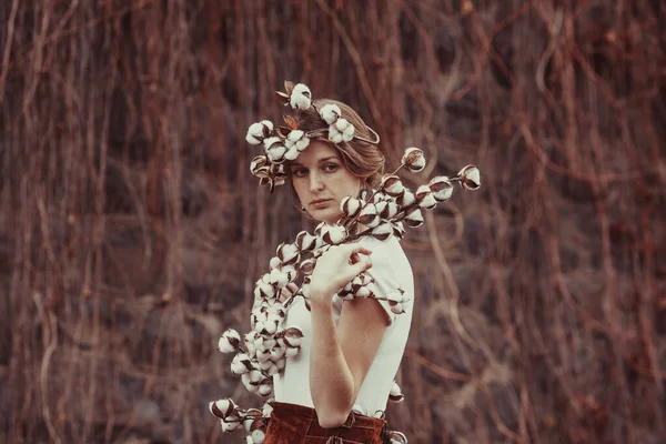 Mulher boho sensual em vestido no outono ao ar livre . — Fotografia de Stock