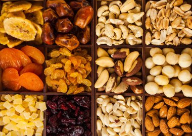 Sokak pazarında kurutulmuş meyve ve fındık.