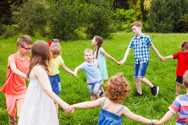 Lindos niños haciendo círculo de baile al aire libre — Foto de Stock