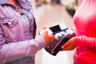 Müşteri NFC teknolojisiyle ödeme yapıyor, görüntüyü kapatın