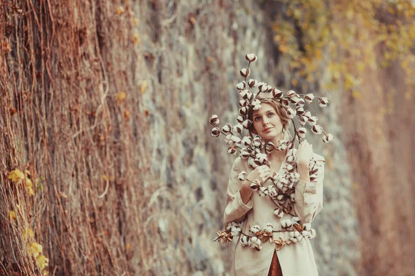 Schönheit und Natur. zarte Frau mit Baumwollblumen. — Stockfoto
