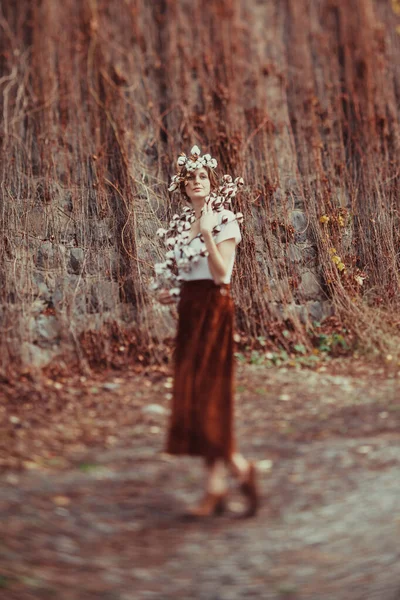 Boho ragazza ritratto sensuale in abiti moderni, tenendo ramo di cotone — Foto Stock