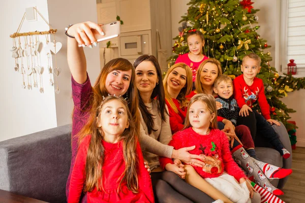 Duża grupa przyjaciół z dziećmi robiącymi selfie na Boże Narodzenie — Zdjęcie stockowe