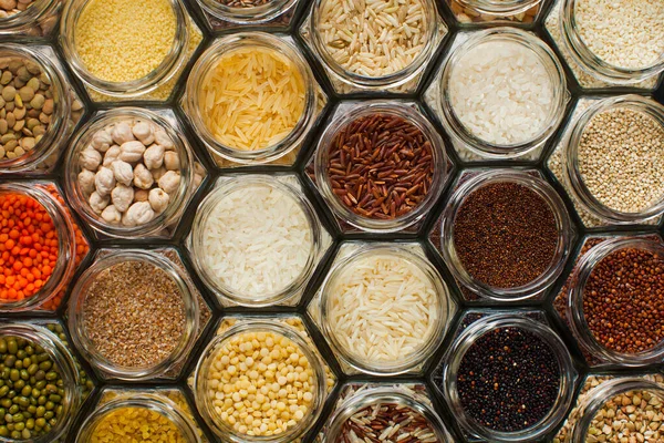 Voedselpatroon achtergrond - bonen en granen in potten — Stockfoto