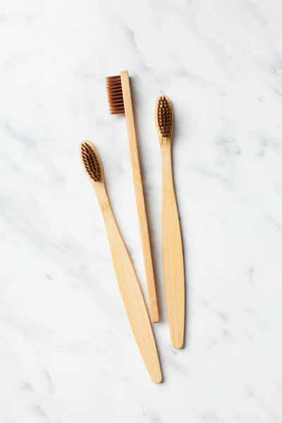 Close up de três escovas de dentes de bambu, vista superior — Fotografia de Stock