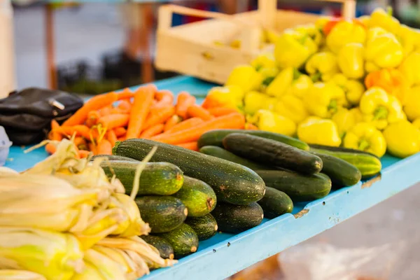 Diferentes verduras crudas en un mercado de agricultores —  Fotos de Stock