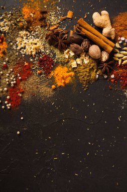 Siyah masada çeşitli otlar ve baharatların karışımı üzerine üst görünüm