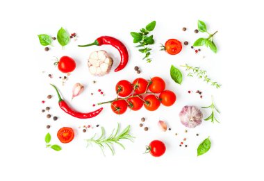 Kiraz domateslerinin ve yeşil otların üst görüntüsü