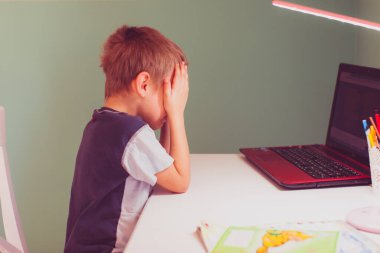 Karantina sırasındaki bir öğrenci için stresli çevrimiçi eğitim